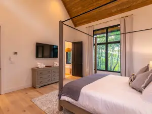 Hot Tub, Luxurious Living Space, Views - Stunning Mountain Retreat