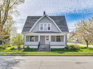 The Junction: Victorian Home in Quaint Fortville!