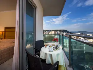 Manousos City Hotel