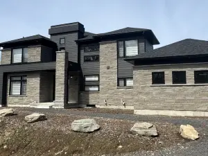 Modern Muskoka Cottage with Lake Views