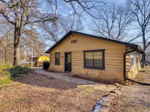 徒步、釣魚和探索：硫磺鎮的家庭小屋！