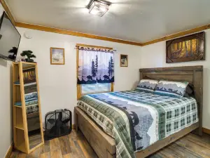 Riverfront Resort Cabin ~ 21 Mi to Crater Lake!