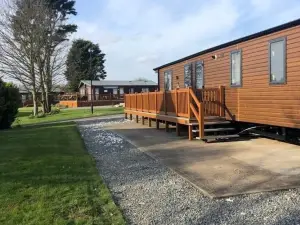 Stunning 2-Bed Lodge with Hot Tub East Coast