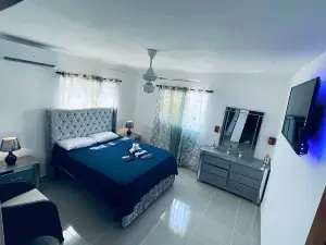 Agua Caliente, Lavadora, Internet, Parqueo, AC 3 Bd