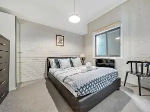 Summit 11 - Modern 3Br Apartment l Stunning Lake Views l WiFi l BBQ l Air-Con