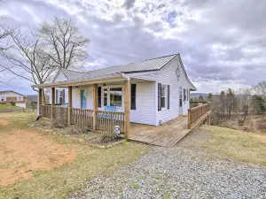 Beautiful Views & Gas Grill: Sparta Getaway!