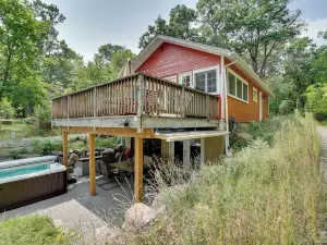 Couples Cabin - Upper Unit with Deck on Eagle Lake