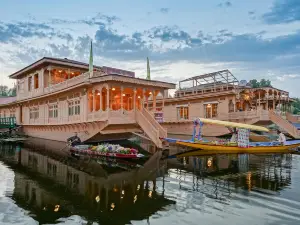 WelcomHeritage Gurkha Houseboats