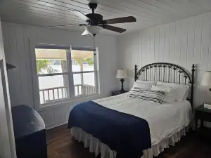 Lakeside Chalet on Beautiful Gantt Lake!