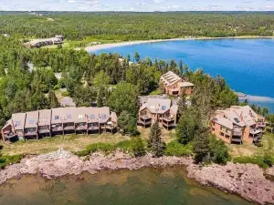 Water's Edge! Direct shoreline access; Condo with resort-like amenities