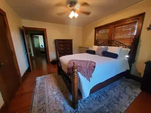 Amazing home near lake, parks, shopping and BVU!  Perfect for summer vacation!
