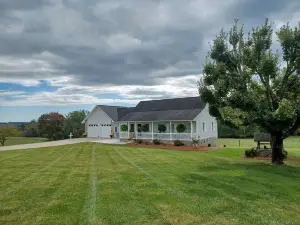 Quiet Country Home, Wineries,  Blue Ridge Mtns, Views, Walkable Trails with Pond