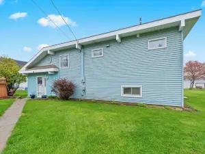 LAKEFRONT RETREAT with private dock, Relax, play & gather with family & friends.