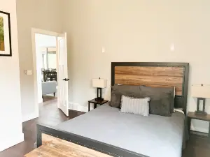 Cozy River Cottage