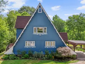 Charming Waterfront Escape with Hot Tub and Fire Pit - Cozy Retreat