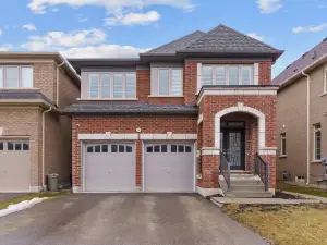 Family Friendly | Cozy | HOT TUB | Near UOIT
