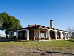 Eco-Lodge en la Reserva Privada Campanarios de Azaba - Proyecto de Conservación