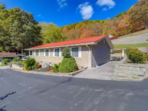 Laptop-Friendly Appalachian Mountain Retreat!