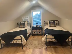 Charming 2 -bedroom cottage farmhouse  with WiFi and AC in Old Forge