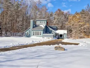 Carley House Too - Pet Friendly, Hot Tub, Firepit!