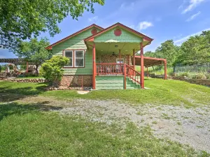 Charming Hilltop Cottage in Medicine Park!