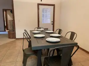 8Beds, King Bed, Fireplace, & Whirlpool Sleeps 12