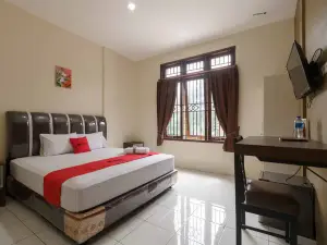 RedDoorz Near RS Adam Malik Medan 2