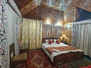 Houseboat Sweet Star