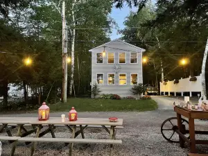 Lake house, Dock, 3 beds/3 full baths. Pet friendly!