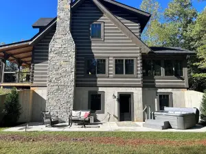 Custom Cabin Retreat with Trails and Hot Tub.   Exceptional Reviews!