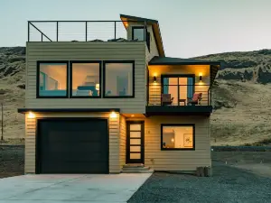 Wild Horse - hot tub, fire pits, game room, EV charger, 15 min to the Gorge