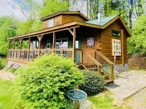 It’s 5 O’Clock Here-Waterfront Cabin w/Hot Tub! Pet Friendly, Blue Ridge Parkway