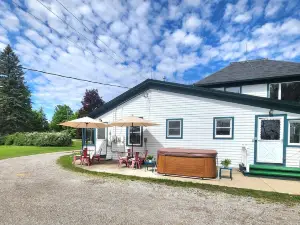 The Smith House Retreat w/HotTub, Bikes, Game/Movie Room, 10mins to Frankenmuth