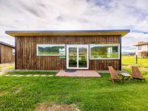 Off-grid tiny home in apple orchard with million-dollar mountain views!