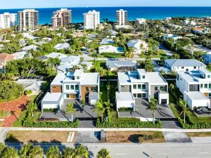 Salt Hausbrandnew! 6Br/6BA Contemporary Retreat, Heated Pool/Spa. Walk to Beach!