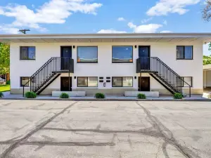 Cozy 2Br Apt w Parking Near Downtown SLC