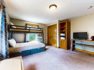 Dog-friendly wilderness retreat with game room, jetted tub, fireplace & deck