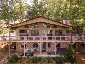Hot Tub, Golf Course Views, EV Charging - Charming Mountain Retreat