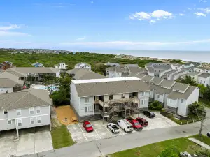 Inviting ocean-side condo with balcony, beach access & tennis - dog-friendly