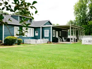 Cozy Kitchen and Refreshing Pool Retreat - Charming Vintage Cottage