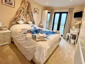 Willow Ridge - a Large Country House with 3 Rental Rooms