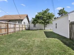 Beautifully remodeled 2 bed 1 bath + office house