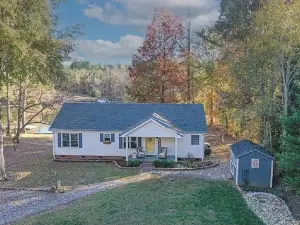 Peaceful Pet Friendly 3BR 2BA Cottage w/ dock!