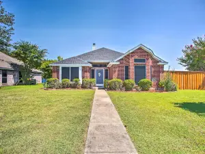 Family-Friendly Rowlett Home 23 Mi to Dallas
