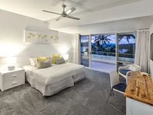 Bella Azure Ocean-View Apartment with Golf Buggy