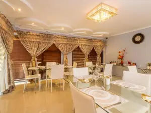Room in Guest Room - Ezulwini Guest House - Queen Room with Balcony, Pool View & Jacuzzi in Balito