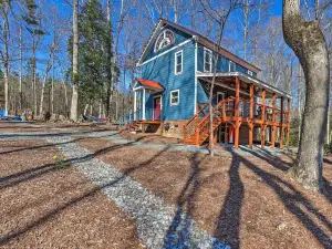 Yadkin Valley Cabin Retreat w/ Deck, Fire Pit