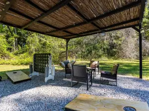 Huge Yard, BBQ, Fire-Pit, Devils Den & Rainbow Springs, Sleeps 5, Near HITS