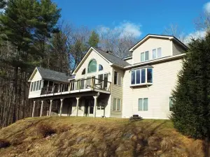 Spacious 6-bedroom house in charming Quechee. Family friendly, all seasons!