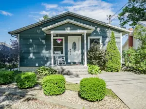 Luxurious Morrison Lakehouse w/ Hot Tub & Sunset Views